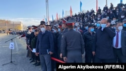 Пришедшие на встречу с Садыром Жапаровым жители Баткенской области, город Баткен, 2 ноября 2020 г.