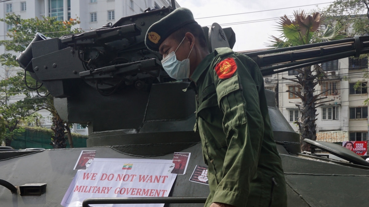 Военна техника по улиците на Мианмар. Протестите срещу превратa продължават