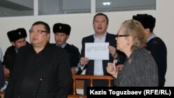 Гражданский активист Серикжан Мамбеталин, обвиняемый в "разжигании розни", требует отвода судьи Марал Джарилгасовой. Алматы, 8 января 2016 года.
