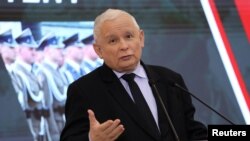 A Lengyelország de facto vezetőjének tartott Jarosław Kaczyński, a kormányzó Jog és Igazságosság párt (PiS) elnöke Varsóban 2022. február 22-én