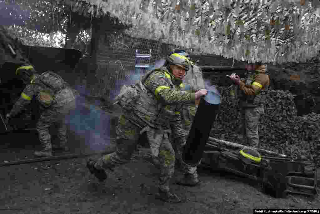 Артилеристи 15-ї окремої бригади оперативного призначення «Кара-Даг» Національної гвардії України ведуть вогонь з гаубиці «Гіацинт-Б» по російських військах поблизу Куп'янська, 11 травня 2025 року