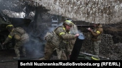 Артилеристи 15-ї окремої бригади оперативного призначення «Кара-Даг» Національної гвардії України ведуть вогонь з гаубиці «Гіацинт-Б» по російських військах поблизу Куп'янська, 11 травня 2025 року