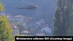 Helikopter Oružanih snaga BiH u akciji gašenja požara, Maglaj 4. septembar 2024. 