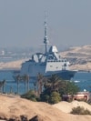Një aeroplanmbajtëse e marinës franceze dhe shoqëruesit e saj kalojnë nëpër Kanalin e Suezit në rrugën drejt Detit të Kuq.