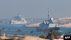 Një aeroplanmbajtëse e marinës franceze dhe shoqëruesit e saj kalojnë nëpër Kanalin e Suezit në rrugën drejt Detit të Kuq.