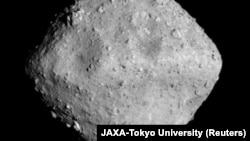 Жерден 280 миллион километр қашықтағы Рюгу астероиды. 2018 жылы маусымда түсірілген сурет.