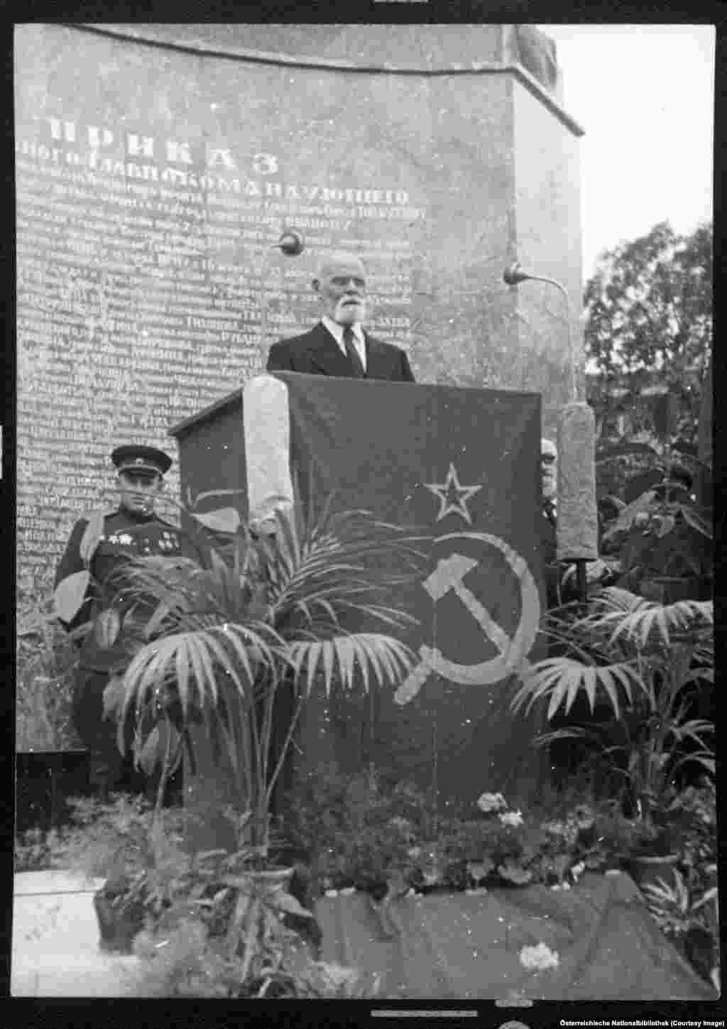 Primarul Vienei și viitorul președinte al Austriei Theodor Koerner la inaugurarea monumentului dedicat soldaților sovietici căzuți în timpul capturării Vienei.