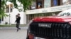 O mașină chinezească parcată în fața Teatrului Cehov din Chișinău. Mașinile hibrid și electrice din China au devenit foarte populare în R. Moldova, mai ales datorită prețului. 