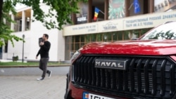 O mașină chinezească parcată în fața Teatrului Cehov din Chișinău. Mașinile hibrid și electrice din China au devenit foarte populare în R. Moldova, mai ales datorită prețului. 