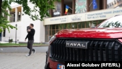 O mașină chinezească parcată în fața Teatrului Cehov din Chișinău. Mașinile hibrid și electrice din China au devenit foarte populare în R. Moldova, mai ales datorită prețului. 