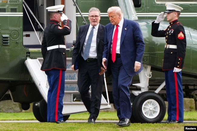 Президент США Дональд Трамп та прем'єр-міністр Великої Британії Кір Стармер прибувають гелікоптером до гольф-клубу Trump International Golf Links в Абердині, Шотландія, Велика Британія, 28 липня 2025 року