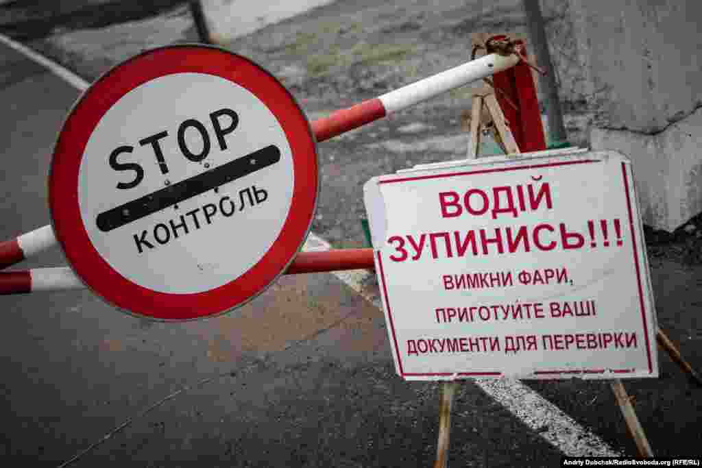 Причин заборони перетину російські гібридні сили не озвучують, хоча українська сторона раніше зробила КПВВ у Щасті не лише пішохідним, а й&nbsp;автомобільним, як того вимагало угруповання &laquo;ЛНР&raquo;.&nbsp;