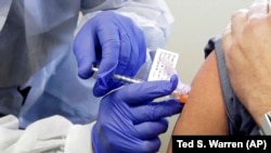 Экспериментальная вакцинация прививкой от коронавируса компании Moderna. США, март 2010 года.