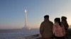 Північнокорейський лідер Кім Чен Ин (спиною ліворуч) спостерігає за пуском ракети Hwasong-18, фото ілюстративне