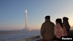 Sjevernokorejski vođa Kim Jong Un gleda na lansiranje interkontinentalne balističke rakete Hwasong-18 tokom, kako Sjeverna Koreja kaže, vježbe na nepoznatoj lokaciji 18. 12. 2023.