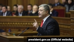 Украина президенті Петр Порошенко парламент отырысында сөйлеп тұр. 26 қараша 2018 жыл