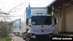 Автомобиль с гуманитарной помощью из соседнего Узбекистана Таджикистану.