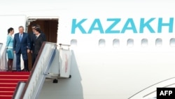 Президент Казахстана Нурсултан Назарбаев прибыл в столицу Китая. 5 июня 2012 года. 