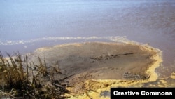 Речка Пахотка, загрязненная промышленными отходами (фото из блога Степана Черногубова)