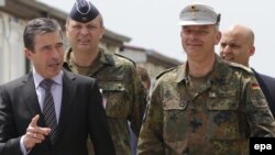 Sekretar i përgjithshëm i NATO-s, gjeneral Anders Fog Rasmusen (majtas), dhe komandanti i KFOR-it, gjenerallejtënant Markus Bentler (djathtas), Prishtinë, 21 maj 2010