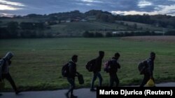 Migranti na putu ka bosanskohercegovačko-hrvatskoj granici u pokušaju da uđu u EU, u blizini Velike Kladuše (29. septembar 2020.)