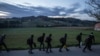 Migrantët rrugës për në kufirin boshnjako-kroat në përpjekje për të hyrë në BE më 29 shtator 2020.