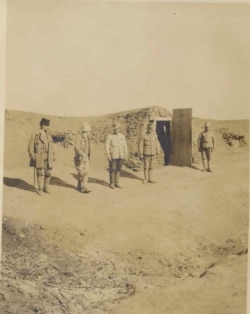 Prizonieri Centrali în fața bordeielor din vechiul lagăr, Albița, martie 1918