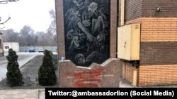 Оприлюденене послом Ізраїлю фото пошкодженого пам'ятника жертвам Голокосту у Кривому Розі,19 січня 2020