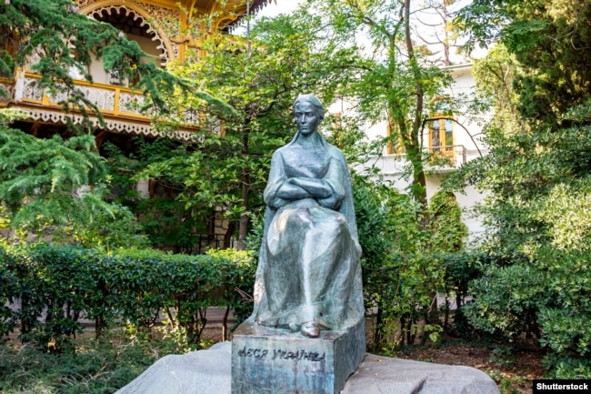 Крим. Пам’ятник Лесі Українці в Ялті біля Музею Лесі Українки. Письменниця провела в Ялті два роки із прожитих 42-х