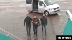 Кримчанина Костянтина Давиденка співробітники ФСБ ведуть до літака у 2018 році. Він провів в колонії суворого режиму 7, 5 років, зазнав фізичних та психологічних торту, переніс інсульт. 24 серпня 2025 року його звільнили у рамках обміну