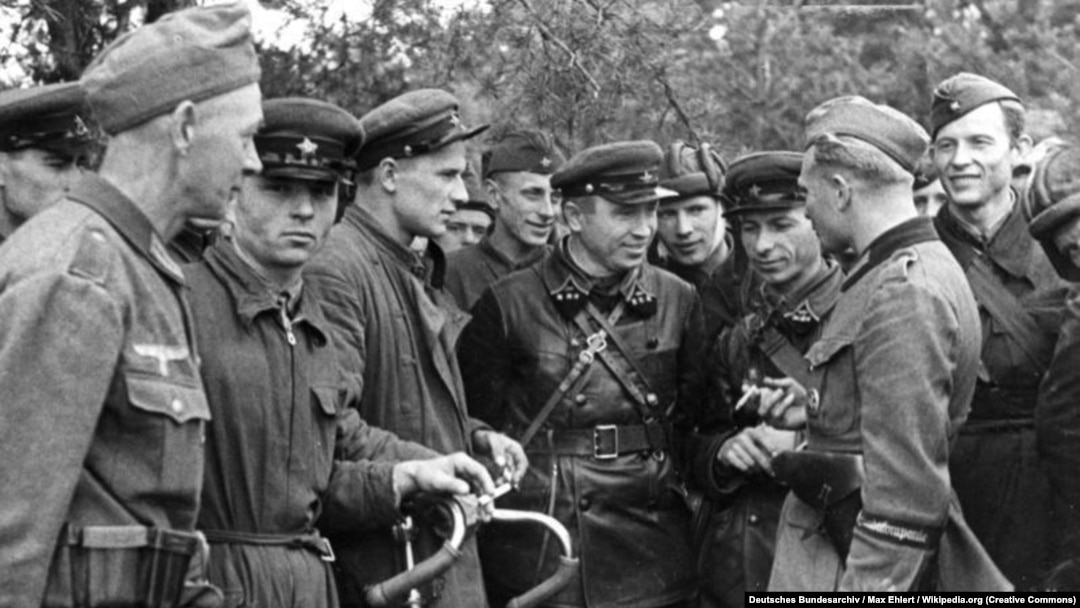 Встреча советских и германских военнослужащих в Бресте в сентябре 1939 году