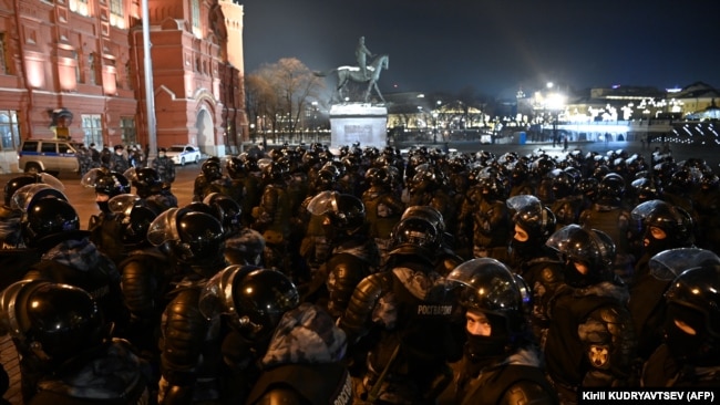 Бойцы Росгвардии у Красной площади во время протестов в поддержку Навального 2 февраля 2021 года
