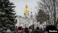Credincioși și preoți, după slujba de la mănăstirea Pecersk Lavra din Kiev
