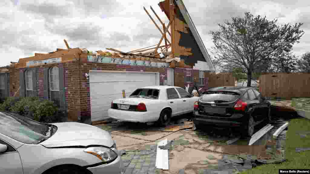 Oštećene zgrade i automobili nakon što je uragan Ida napravio odron u LaPlace, Louisiana.&nbsp;
