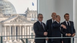 Kancelari gjerman, Olaf Scholz, kryeministri britanik, Keir Starmer (majtas), presidenti i SHBA-së, Joe Biden, dhe presidenti francez, Emmanuel Macron (djathtas), para takimit të tyre në Berlin, Gjermani, më 18 tetor 2024 .