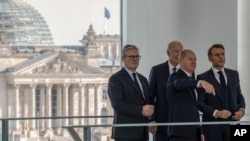 Kancelari gjerman, Olaf Scholz, kryeministri britanik, Keir Starmer (majtas), presidenti i SHBA-së, Joe Biden, dhe presidenti francez, Emmanuel Macron (djathtas), para takimit të tyre në Berlin, Gjermani, më 18 tetor 2024 .