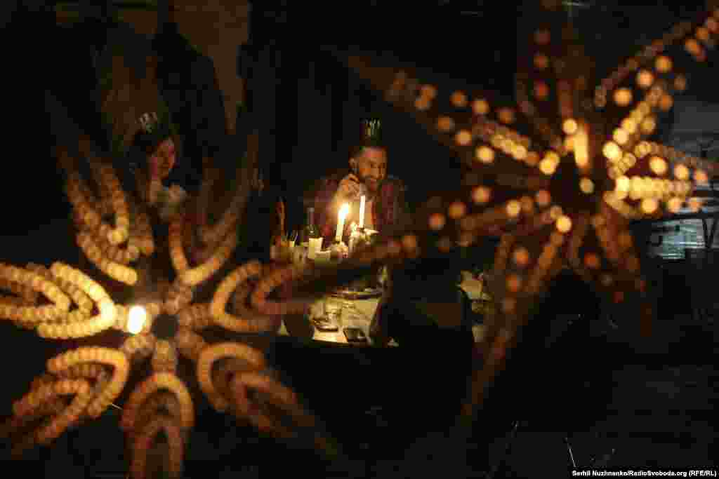 Люди святкують день народження при світлі свічок під час відключення електроенергії в одному із закладів Києва