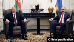 Austria -- Azerbaijani President Ilham Aliyev (L) and Armenian Prime Minister Nikol Pashinian meet in Vienna, March 29, 2019.