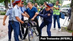 полиция Арман Абдуллахановты ұстап жатыр. Алматы, 10 маусым 2019 жыл. 