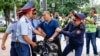 Астана алаңы маңынан велосипедпен өтіп бара жатқан Арман Абдуллахановты полицияның ұстаған сәті. Алматы, 10 маусым 2019 жыл.