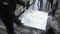 «Я не можу проголосувати!». Консульство Росії в Одесі заблокували (відео)