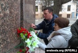 Каля помніка Ўладзімеру Караткевічу