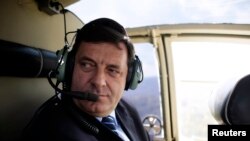 Prema podacima TI BiH u prvih deset dana predizborne kampanje zabilježeno je najmanje sedam putovanja Milorada Dodika helikopterom Vlade RS na predizborne skupove i stranačke aktivnosti. (Fotoarhiv: Dodik u helikopteru 3. oktobra 2008. godine. )