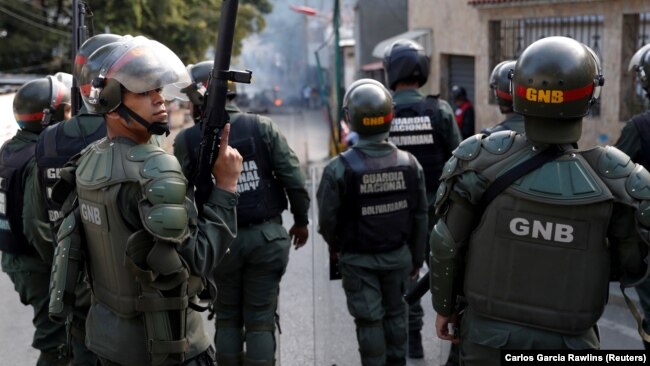 Улуттук гвардия Каракастагы демонстранттарды таратууга даярданууда