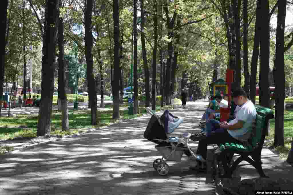 Бульвар "Эркиндик" (бишкекчане предпочитают его называть по-старинке "Дзержинка"). Осень в столице Кыргызстана в этом году теплая