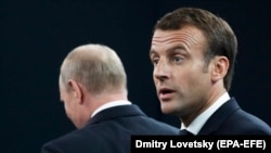 Presidenti francez Emanuel Macron dhe presidenti rus Vladimir Putin