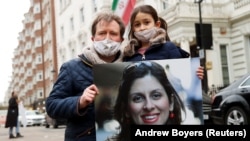 Richard Ratcliffe, husband of British-Iranian aid worker Nazanin Zaghari-Ratcliffe, and their daughter Gabriella protest outside the Iranian Embassy in London. (file photo)