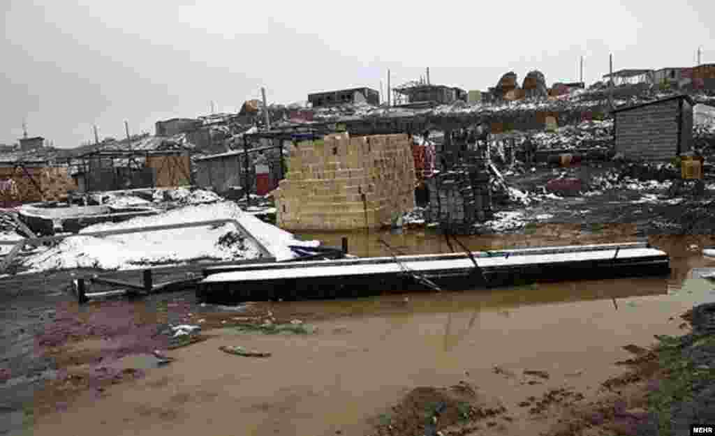 Iran -- Azerbaijan Sharghi province: many people are still without home after quake. Reports say cold weather and snow added to their difficulties, 13Nov2012