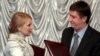 На Украине привыкли делить сообщения о достижении очередных политических договоренностей даже не на десять. Тимошенко и Кириленко обмениваются своими экземплярами коалиционного договора