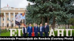 Președintele român Nicușor Dan a vizitat Universitatea din Cahul pe 27 august. În imagine, Irina Todos (prorector), ministrul de externe Mihai Popșoi și oficiali locali.